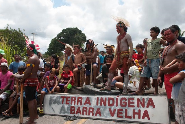  Indigenous people of ethnic Pataxo struggle to return their lands. In October 2014, they closed the highway to pressure the government.